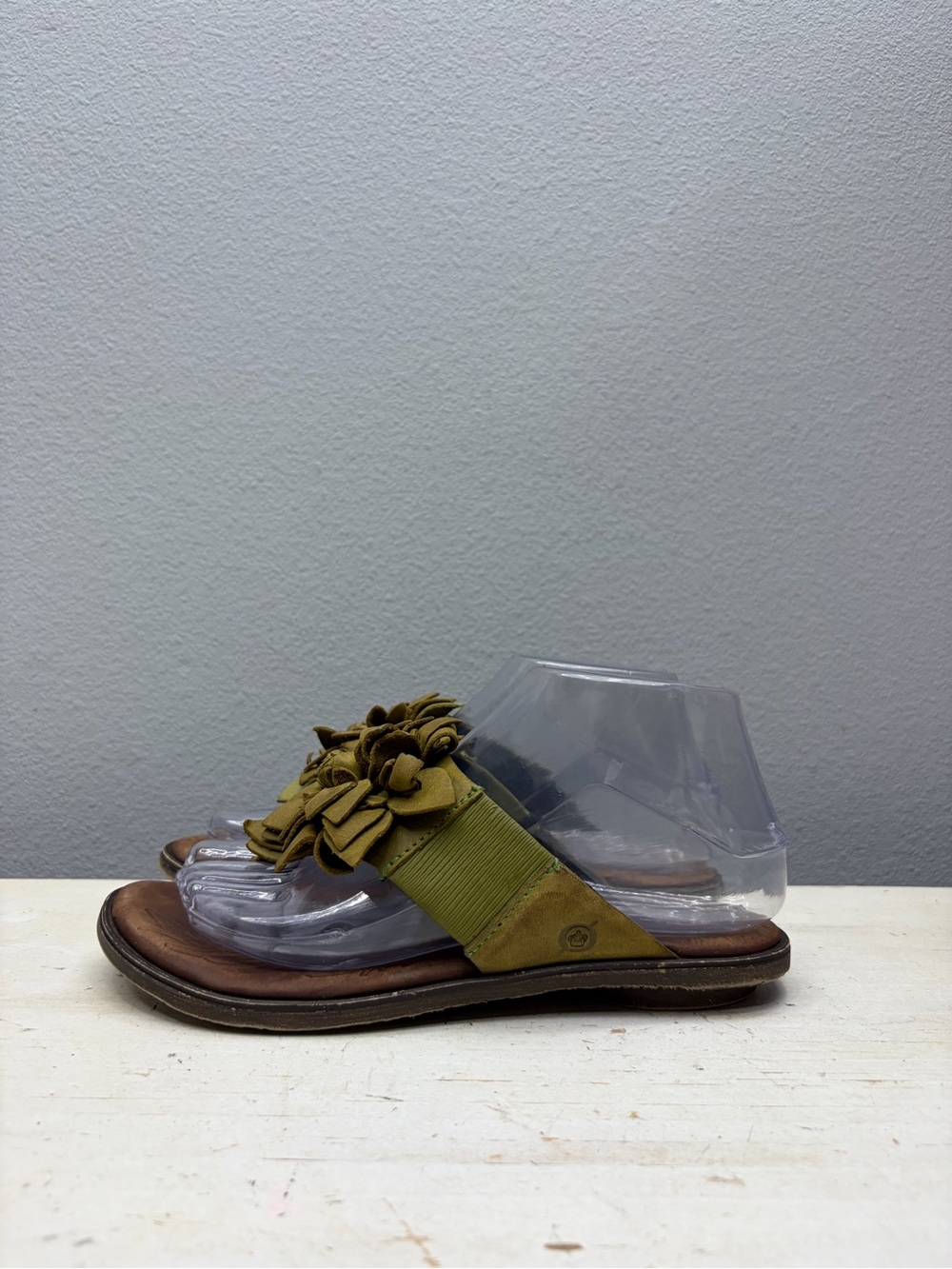 Born Green Leather Floral Thong Sandals Size 6